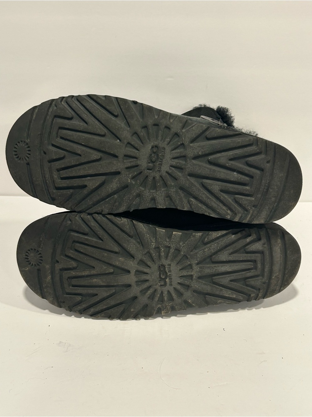 UGG Australia Bailey Button Classic Short Black Women Sheepskin Boots 5803 Sz 9 - Picture 8 of 12